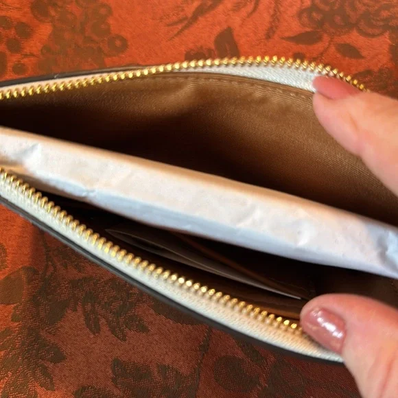 Coach Floral Print Women's Corner Zip NWT - Picture 5 of 10